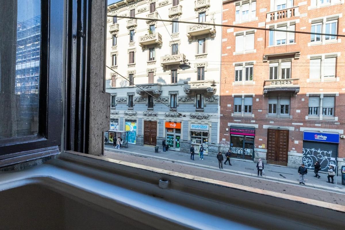 Stradivari - - By Host4u * Milano